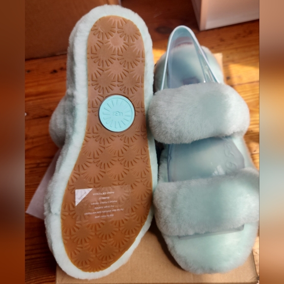 UGG slides - Picture 4 of 9